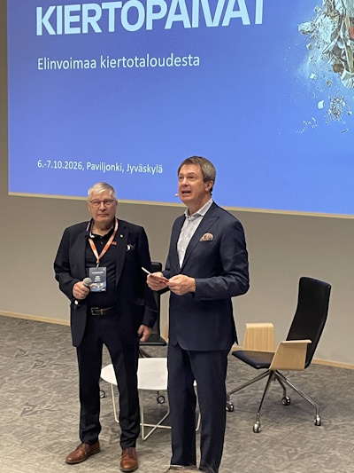 Kuva: Elina Saarinen. Materiaalikierto ry:n puheenjohtaja Juha Oravaa jututti päivien juontaja Peter Nyman.