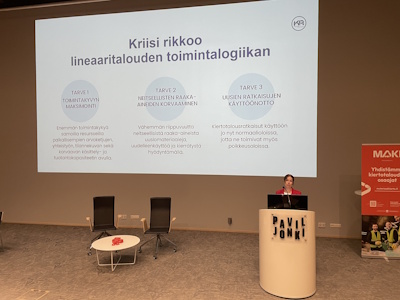 Kuva: Elina Saarinen. Katja Alakerttula Kiertotalous Pirkanmaasta kertoi, kuinka huoltovarmuuspelin avulla yritykset, viranomaiset, kunnat ja kaupungit saadaan pohtimaan vaikkapa resurssien saatavuuden pullonkauloja mahdollisissa kriisitilanteissa.