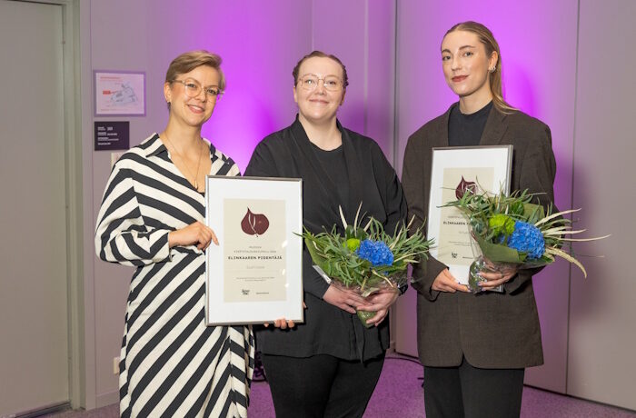 Kuva: Messukeskus. Sustinaren yrittäjä Elina Korri (kuvassa vasemmalla) ja ompelupalveluiden työpäällikkö Anita Wallin sekä Ninyesin tuotantojohtaja Elli Jaakola (kuvassa oikealla) vastaanottivat Muodin kiertotalouspalkinnot elinkaaren pidentäjä -kategoriassa.