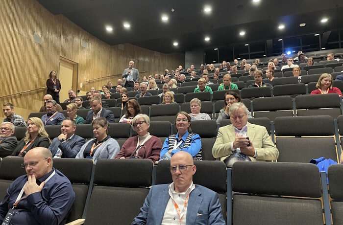 Kuva: Elina Saarinen. Paviljonki osoittautui hyväksi keskusteluareenaksi, kun Materiaalikiertopäivät kokosi lähes kolmesataa osanottajaa Jyväskylään.