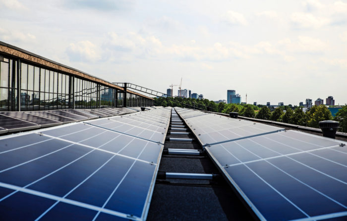 Utrecthissa, Werkspoorkwartierin alueella Alankomaissa energiatehokkuudesta kiinnostuneet vuokralaiset järjestivät 175 metriä pitkän toimisto­tilahallinsa katolle aurinkopaneelit.